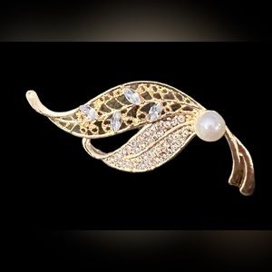 FEATHER BROOCH PIN WITH RHINESTONES AND FAUX PEARL NWT